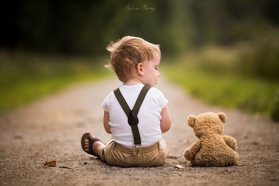 petit garcon avec son ours en peluche