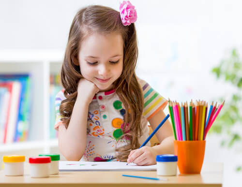 Enfant-coloriant-un-mandala