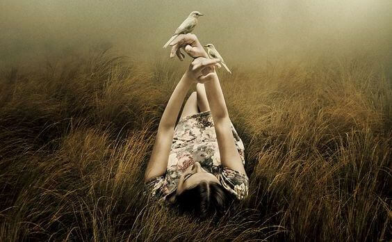 Femme-allongee-avec-oiseaux-dans-la-main