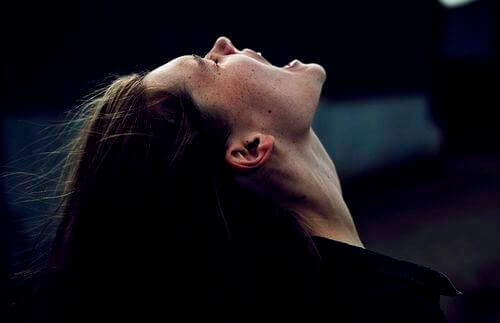 Femme-criant