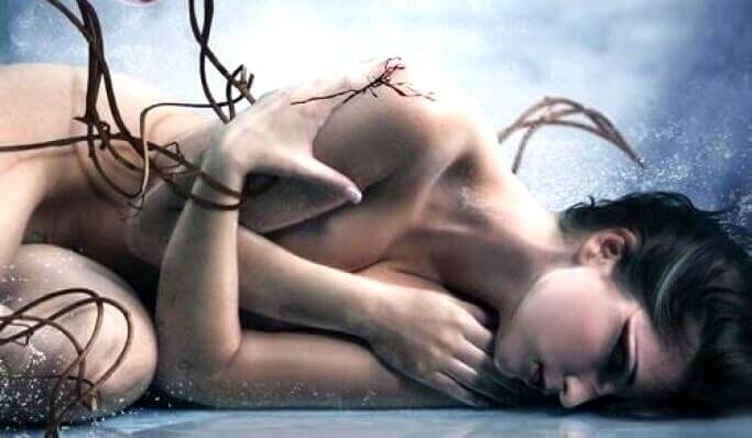 Femme-emmelee-dans-des-branches