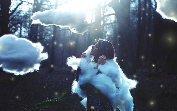 Femme-entouree-de-nuages