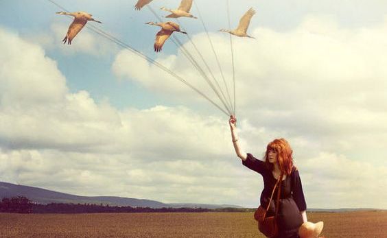 Femme-et-cerf-volant-en-forme-d'oiseaux