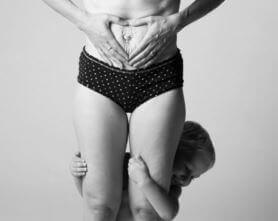 Femme-montrant-son-ventre