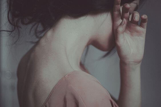 Femme-se-couvrant-la-tete