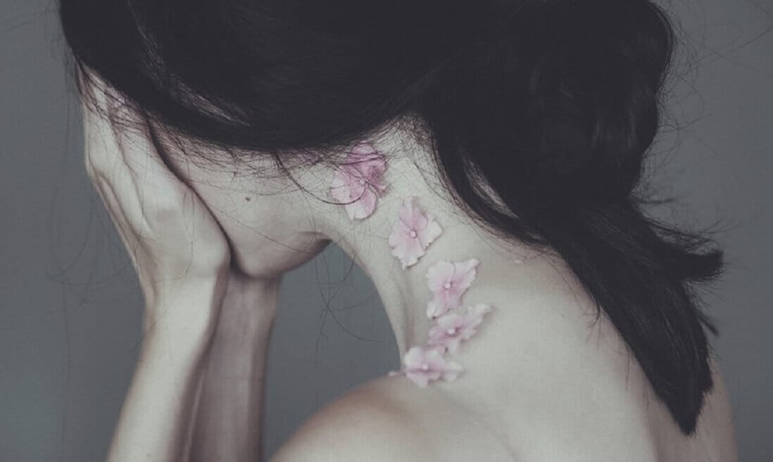 Femme-se-couvrant-le-visage