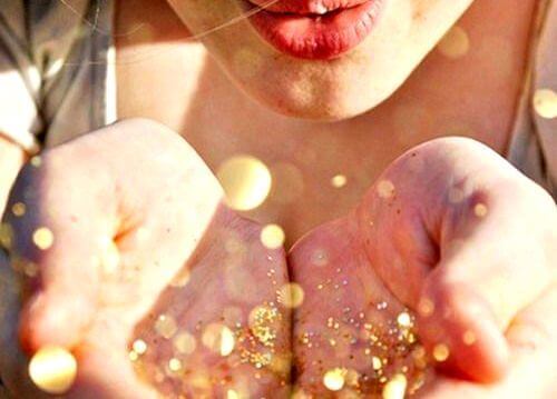 Femme-soufflant-sur-des-paillettes