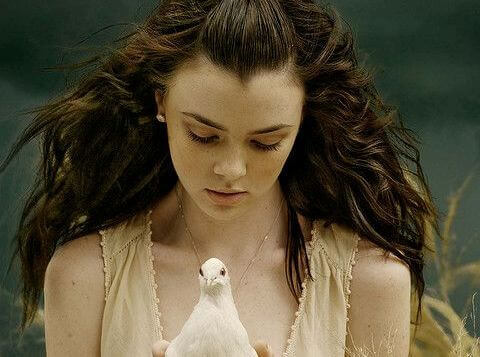 Fille-avec-colombe-dans-les-mains