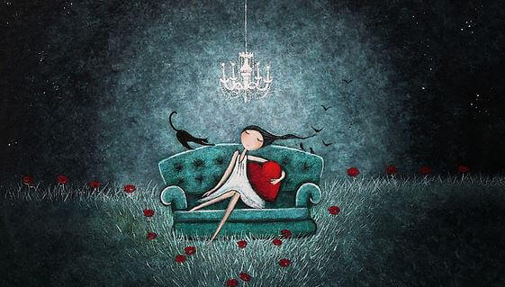 Fille-sur-sofa-avec-coeur