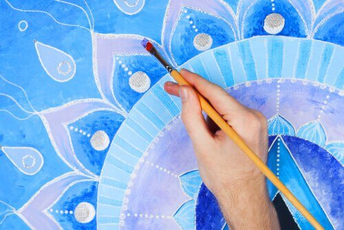 Main-coloriant-un-mandala