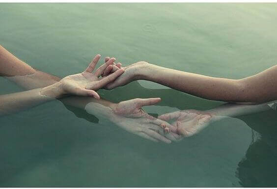 Mains-entrelacees-dans-l'eau
