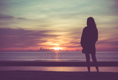 Mujer-mirando-el-horizonte