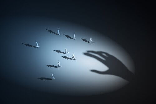 Ombre-dune-main-qui-poursuit-les-gens