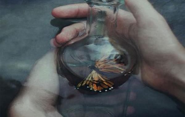 Papillon-dans-un-pot-en-verre