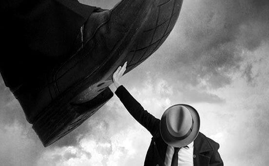 Personne-qui-evite-qu'on-lui-marche-dessus