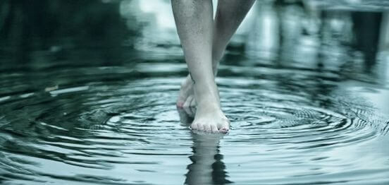 Pieds-dans-l'eau-e1456594757308