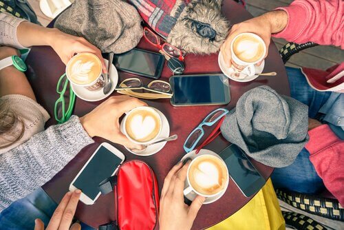 amis en train de prendre un café
