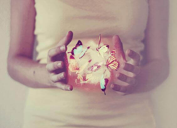chica-con-mariposas-en-la-mano