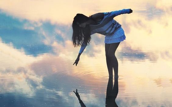 chica-señalando-sobre-el-agua