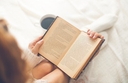 femme en train de lire un livre