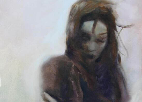 mujer-con-los-brazos-cruzados-y-cabello-al-aire