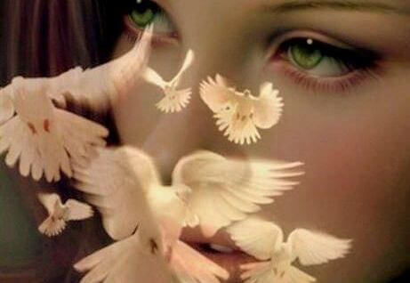 mujer-con-mariposas-en-el-rostro