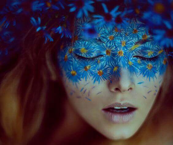 mujer-con-máscara-de-flores-azules