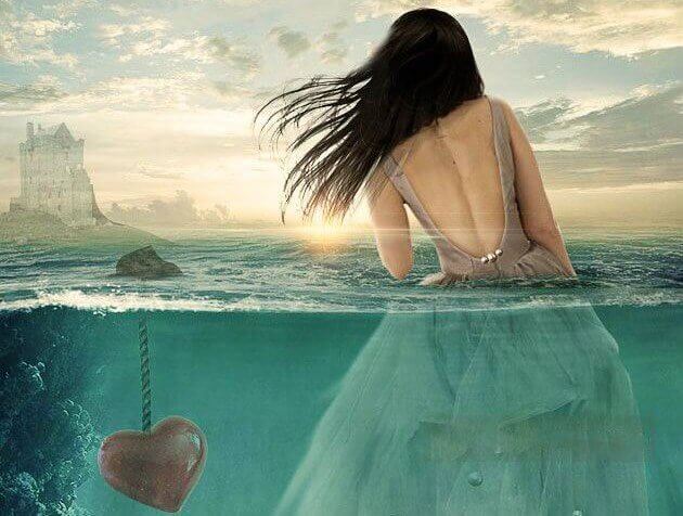 mujer-en-el-agua-con-un-corazón-hundido