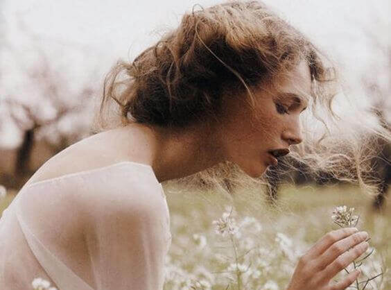 mujer-entre-flores-blancas