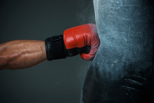 Brazo-de-hombre-golpeando-un-saco-de-boxeo