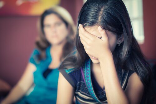 Chica-adolescente-con-la-mano-en-la-cabeza-sintiendose-rechazada-por-su-madre