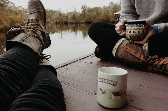 Couple-prenant-un-café