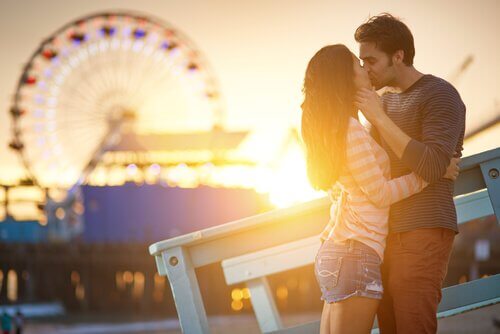 Couple-s-embrassant-avec-passion