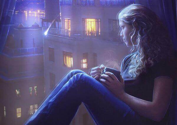 Femme-devant-une-fenetre