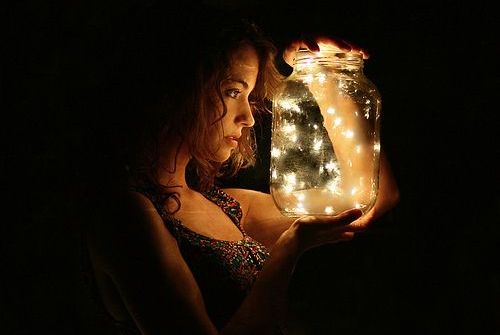 Femme-et-lanterne-avec-lucioles