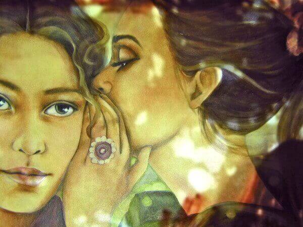 Femme-parlant-a-une-autre-a-l'oreille