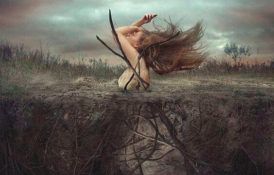 Femme-sortant-de-la-terre