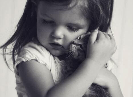 Fille-avec-chat-profitant-des-choses-simples