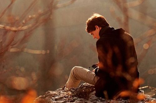 Homme-assis-dans-un-champ