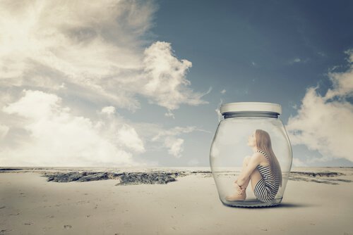 Mujer-encerrada-en-un-bote-en-la-playa