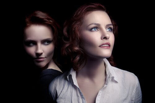 Mujer-mirando-a-otra-con-evidia