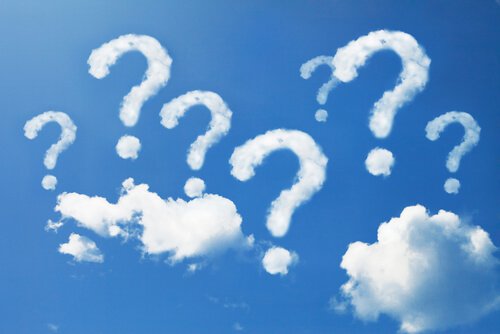 Nubes-conforma-de-interrogaciones-en-un-cielo-azul