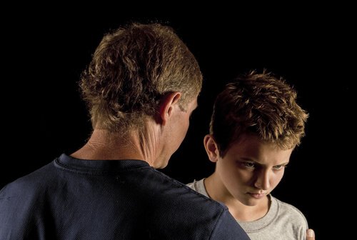 Padre-castigando-a-su-hijo