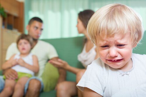 Padres-discutiendo-mientras-su-hijo-llora
