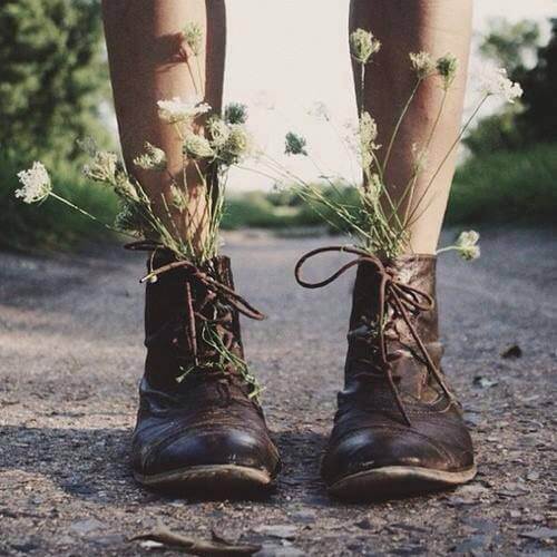 Piernas-con-botas-llenas-de-flores