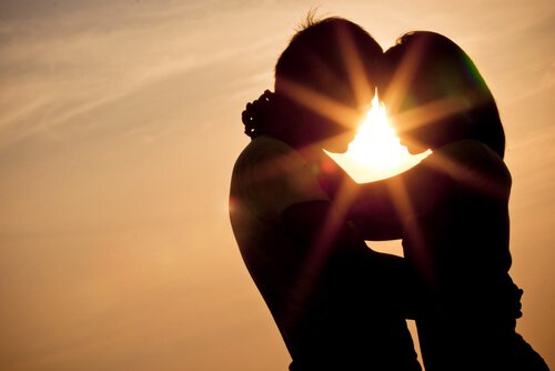 Silueta-de-una-pareja-al-atardecer