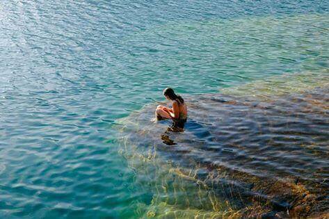 femme qui se baigne dans la mer