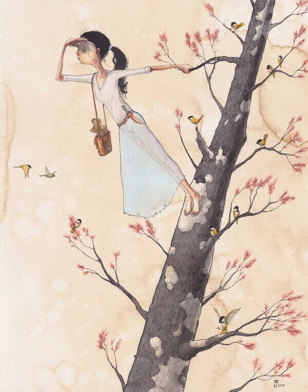 femme-sur-un-arbre-regardant-au-loin