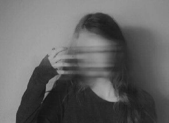 mujer-con-la-cara-borrosa