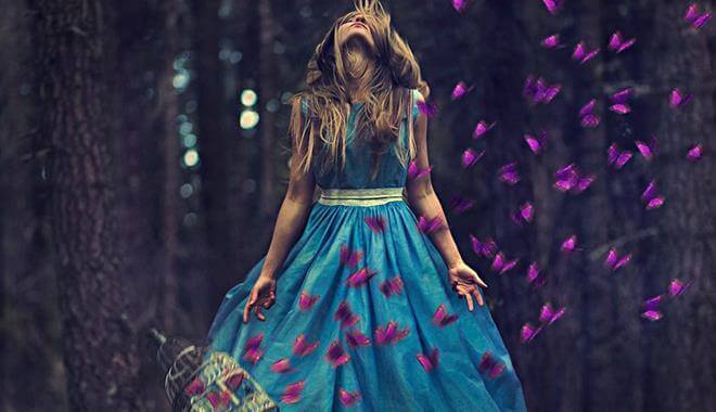 mujer-con-vestido-azul-rodeada-de-mariposas